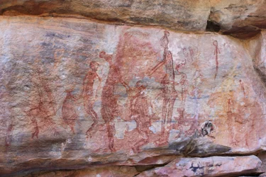 Alte menschliche Figuren in Rot